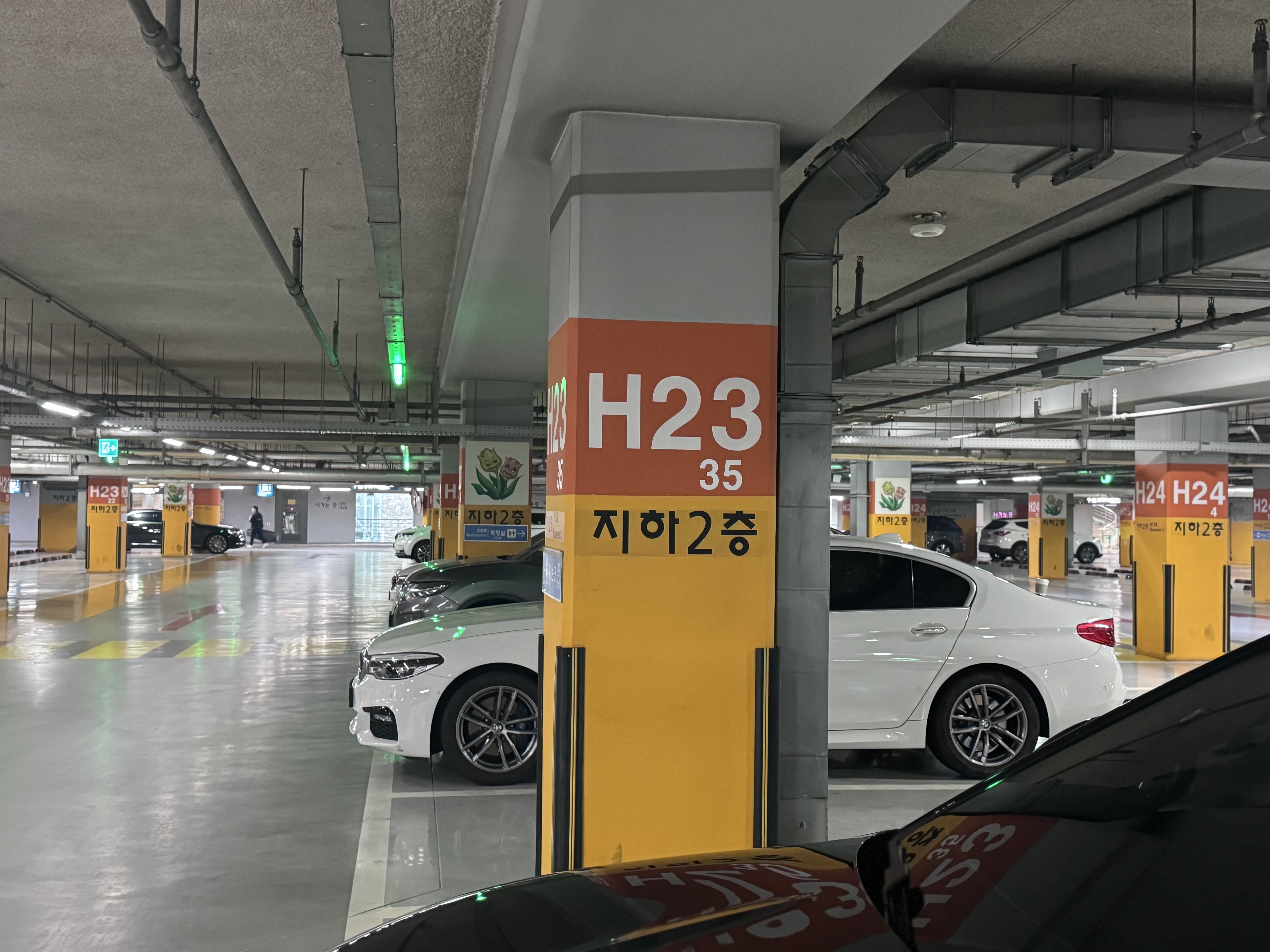 인천공항 제1터미널 엘리베이터 바로 앞 H26